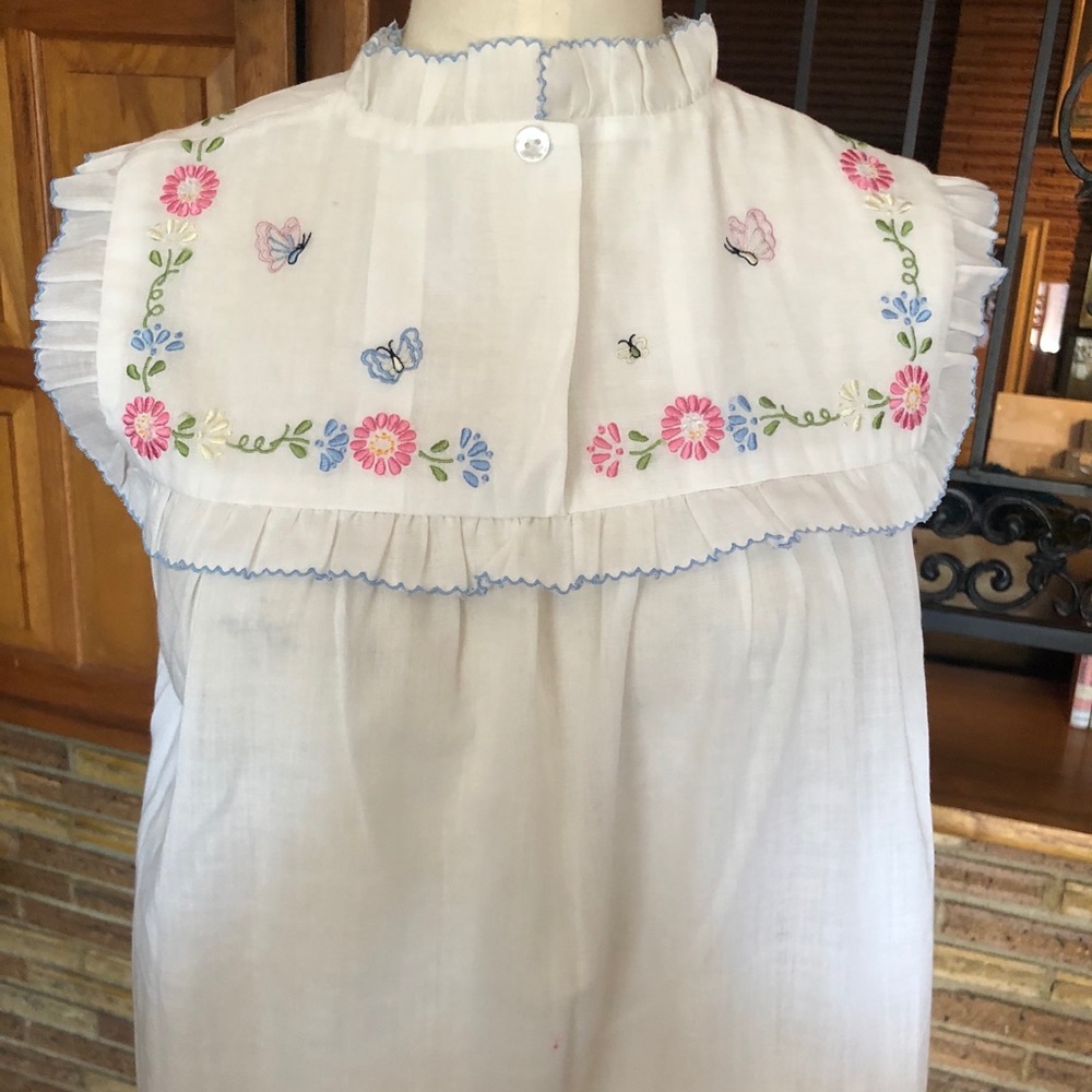 Vintage nightgown with embroidery butterflies | XS